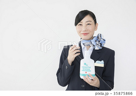 マウスウォッシュを持つ　CA　キャビンアテンダント 35875866