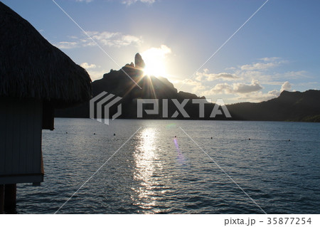 タヒチの山の夕日 35877254