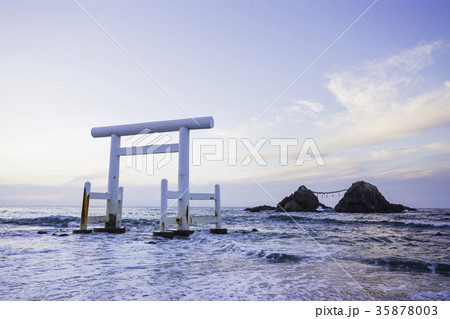 福岡県 糸島市 二見ヶ浦の夫婦岩 35878003