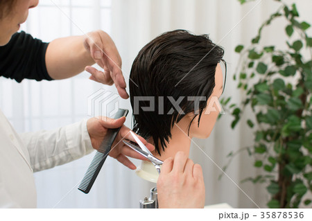 美容師　カット　練習 　指導 35878536