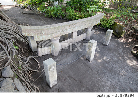 黒神埋没鳥居 桜島大正噴火で埋没した鳥居 の写真素材