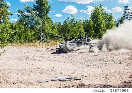 Main battle tank are going to dust on the ground 35879968