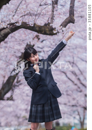 中学生と桜　 35881105