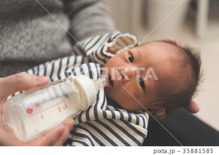 新生児　生後0ヶ月 35881585