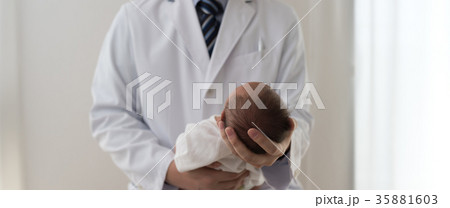 新生児　医療　イメージ 35881603