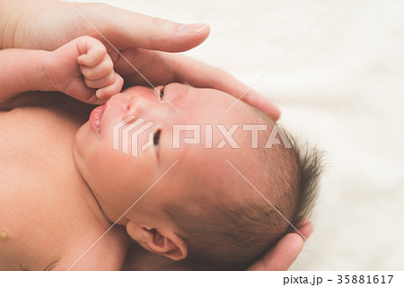 新生児　生後0ヶ月 35881617