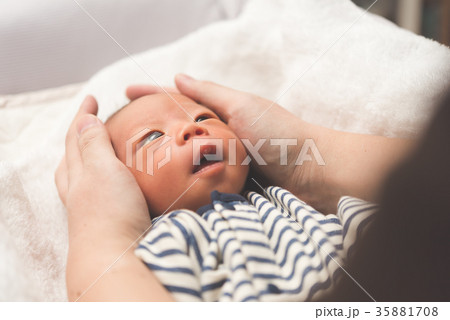 新生児　生後0ヶ月 35881708
