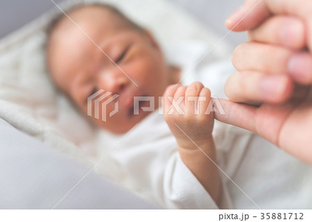 新生児 生後0ヶ月の写真素材