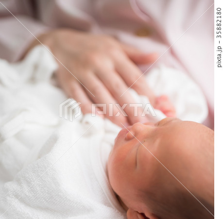新生児　生後0ヶ月 35882180
