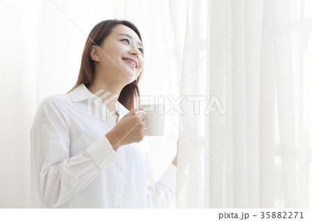若い女性 コーヒー マグカップ 35882271
