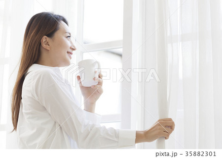若い女性 コーヒー マグカップ 35882301