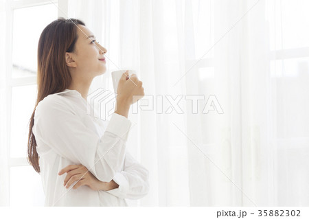 若い女性 コーヒー カーテン 35882302