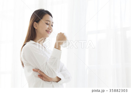 若い女性 コーヒー 笑い 35882303