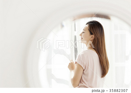 若い女性 鏡 カーテン 35882307