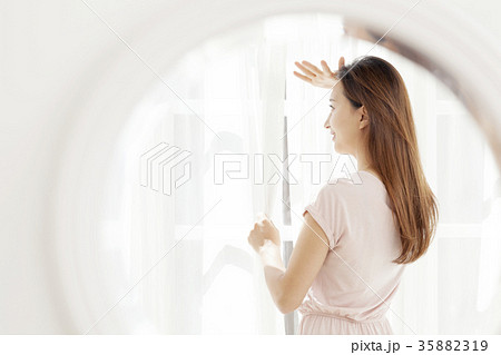 若い女性 鏡 カーテン 35882319