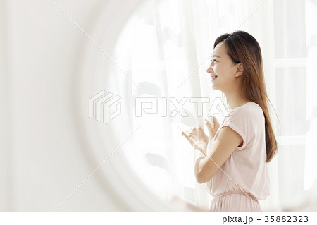 若い女性 鏡 カーテン 35882323