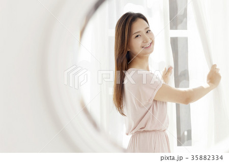 若い女性 鏡 カーテン 35882334