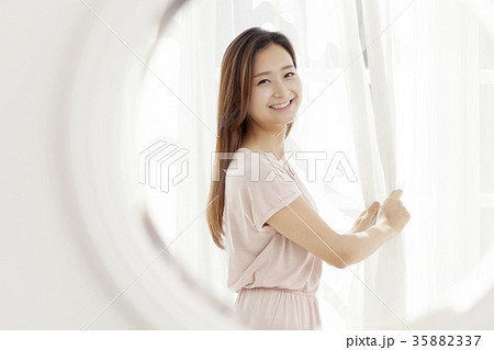 若い女性 鏡 カーテン 35882337