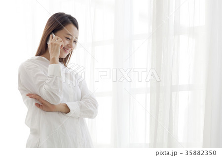 若い女性 スマートフォン スマホ 35882350