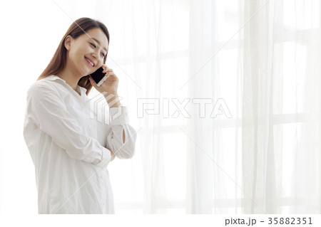 若い女性 スマートフォン スマホ 35882351