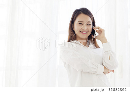 若い女性 スマートフォン スマホ 35882362