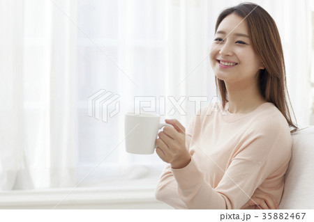 若い女性 コーヒー 朝 35882467