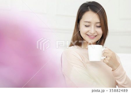 若い女性 コーヒー マグカップ 35882489