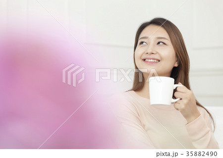 若い女性 コーヒー カップ 35882490