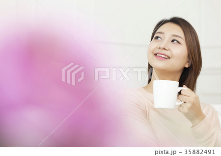若い女性 コーヒー 笑顔 35882491