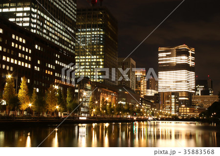 東京丸の内 夜のオフィス街 都市風景の写真素材