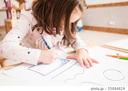 Drawing lesson in kindergarten 35884819