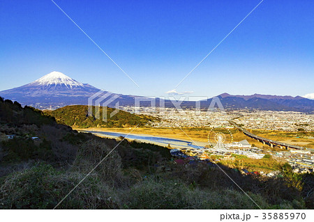富士山と富士の市街地、静岡県富士市にて 35885970