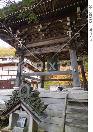 信州　東筑摩郡麻績村の文化財　法善寺庫裏　屋根の鬼瓦　武田菱の寺紋　武田信玄の庇護を受けた寺 35886446