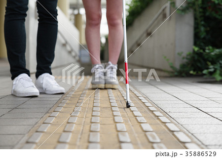 白杖を使う女性 35886529