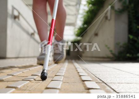白杖を使う女性 35886541