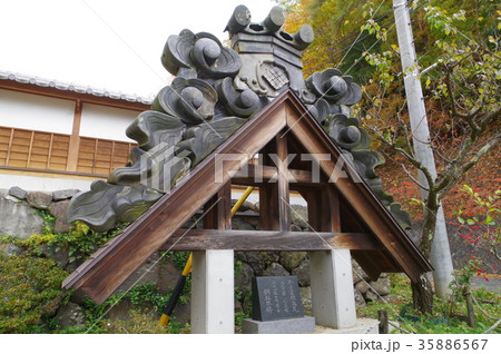 信州　東筑摩郡麻績村の文化財　法善寺本堂　屋根の鬼瓦　武田菱の寺紋　武田信玄の庇護を受けた寺 35886567