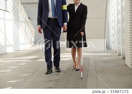 白杖を使うリクルートスーツの女性 35887173