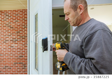 Installation locked interior door woodworker 35887225