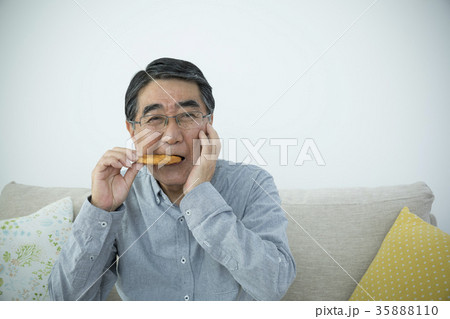 煎餅が食べずらいシニア男性 煎餅が食べずらいシニア男性 35888110