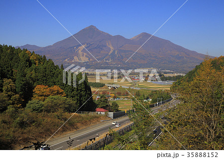 磐梯山と磐越道 35888152