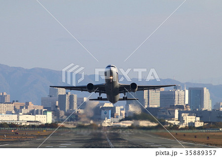 伊丹空港 飛行機 離陸 大阪国際空港 旅客機 猪名川 伊丹空港 飛行機 離陸 大阪国際空港 旅客機 猪名川 35889357