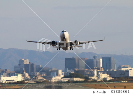 伊丹空港 飛行機 離陸 大阪国際空港 旅客機 猪名川 伊丹空港 飛行機 離陸 大阪国際空港 旅客機 猪名川 35889361