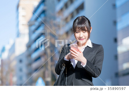 スマホを持ったスーツの女性 OL ビジネス スーツ ポートレート リクルート 緑背景 スマホを持ったスーツの女性 OL ビジネス スーツ ポートレート リクルート 緑背景 35890597