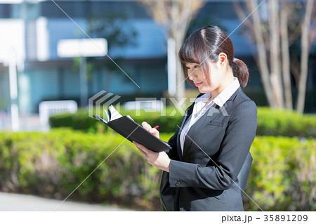 手帖を持ったスーツの女性 OL ビジネス スーツ ポートレート リクルート 緑背景 手帖を持ったスーツの女性 OL ビジネス スーツ ポートレート リクルート 緑背景 35891209
