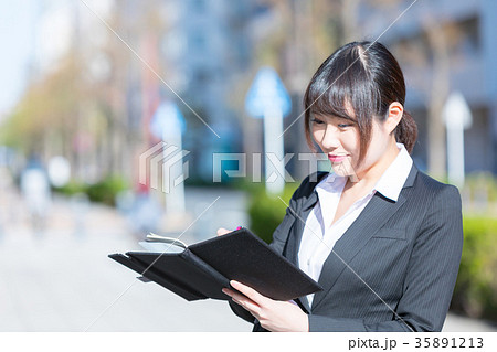 手帖を持ったスーツの女性 OL ビジネス スーツ ポートレート リクルート 緑背景 手帖を持ったスーツの女性 OL ビジネス スーツ ポートレート リクルート 緑背景 35891213