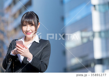 スマホを持ったスーツの女性　OL　ビジネス　スーツ　ポートレート　リクルート 35891277