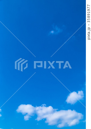 雲　積雲　青い空　白い雲　秋の空　冬の空　背景用素材　クラウド　青空　合成用背景 35891977