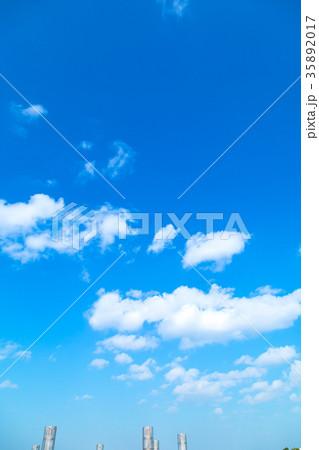 雲　積雲　青い空　白い雲　秋の空　冬の空　背景用素材　クラウド　青空　合成用背景 35892017