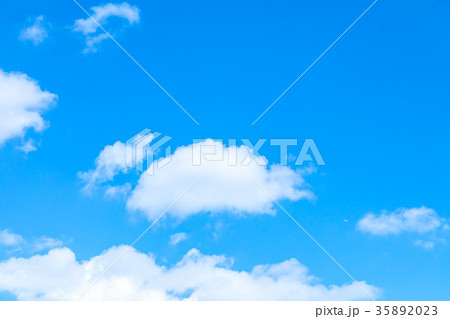 雲　積雲　青い空　白い雲　秋の空　冬の空　背景用素材　クラウド　青空　合成用背景 35892023