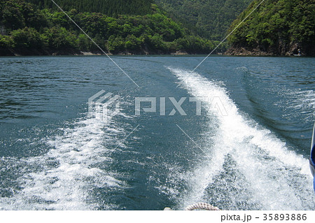 池原ダムとボートの水しぶき 池原ダムとボートの水しぶき 35893886